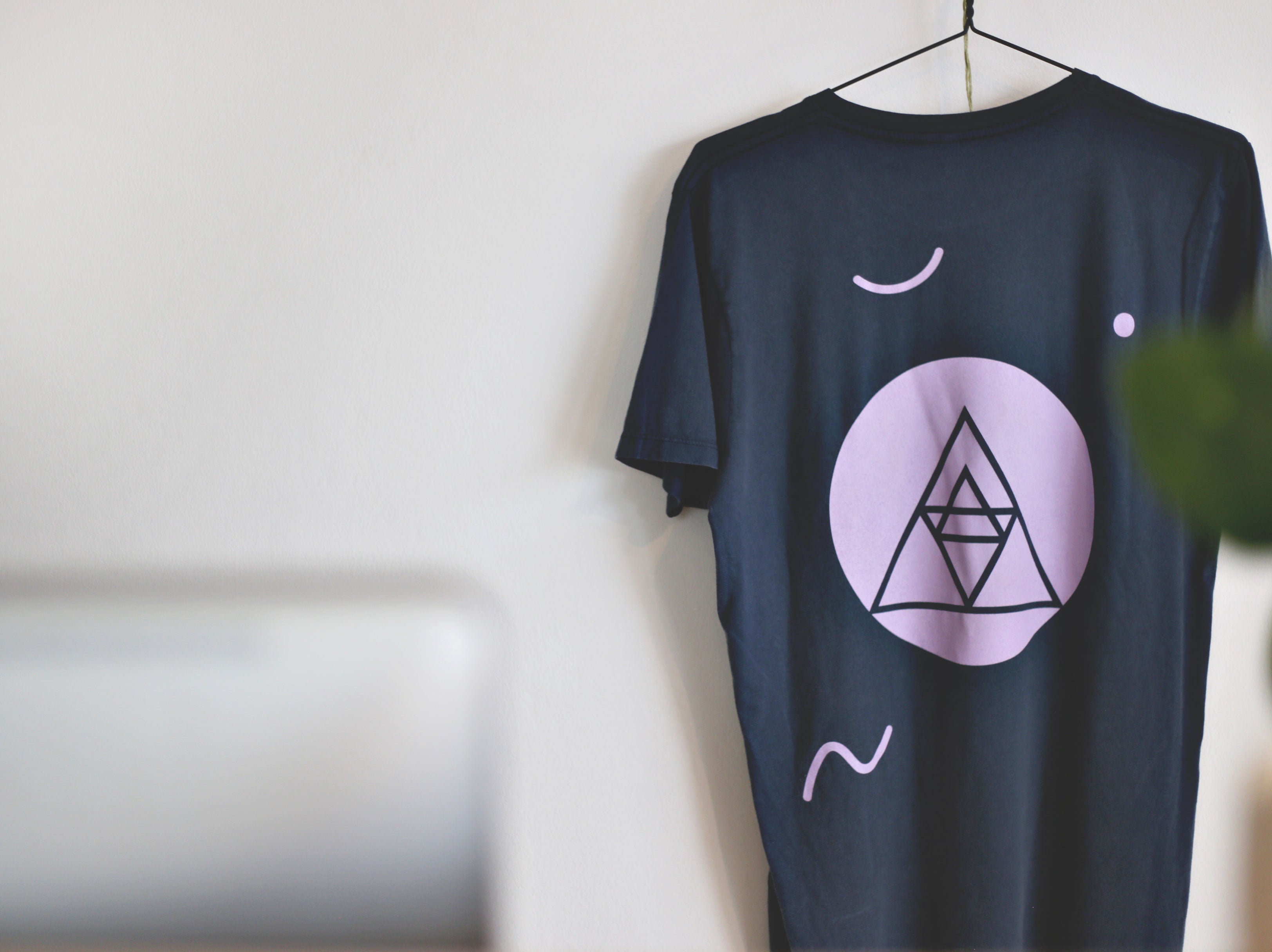 Loose fit short sleeve graphic tee in black acid wash / denim blue